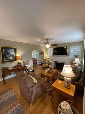 Smart TV, fireplace