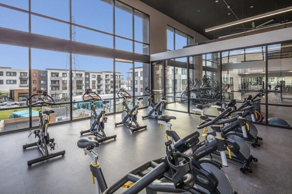 Fitness facility - 1BR Lux. Apartments Near Facebook Headquarters (Menlo Park)