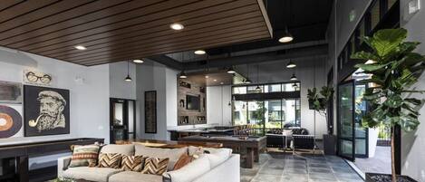 Télévision, table de tennis de table