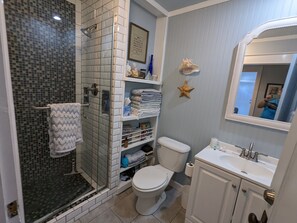 Ducha, secador de pelo, toallas, jabón