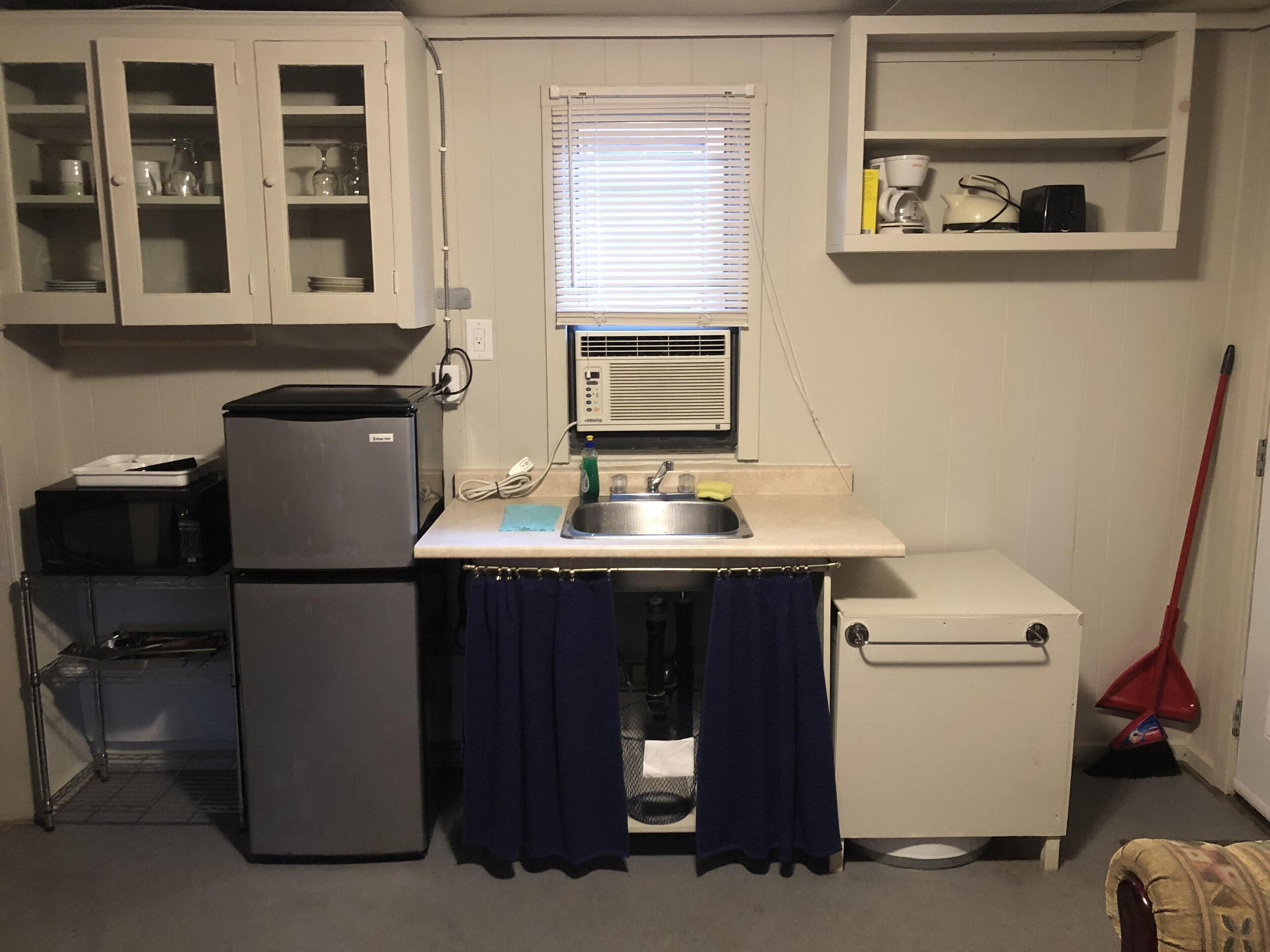 Réfrigérateur, micro-ondes, cafetière/bouilloire, grille-pain