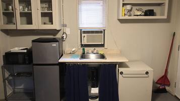 Réfrigérateur, micro-ondes, cafetiÚre/bouilloire, grille-pain