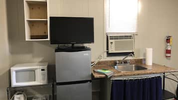 Coffee/tea maker, fridge, microwave, cookware/dishes/utensils
