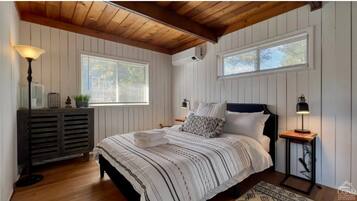 4 bedrooms, travel cot, free WiFi, bed sheets