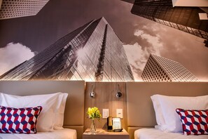 Minibar, in-room safe, desk, laptop workspace - Rio Hotel by Bourbon São Paulo (São Paulo)