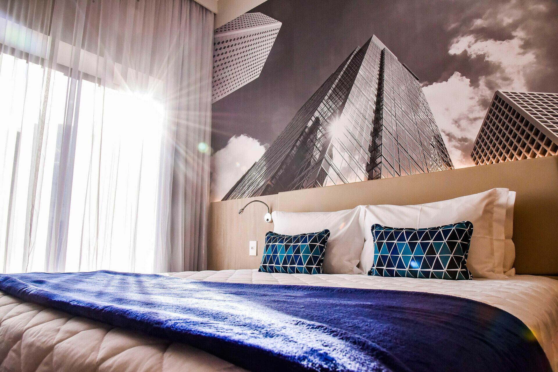 Minibar, Zimmersafe, Schreibtisch, laptopgeeigneter Arbeitsplatz