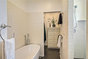 Badekar, hårføner, håndklær og såpe