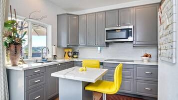 Een koelkast, een magnetron, een oven, een kookplaat