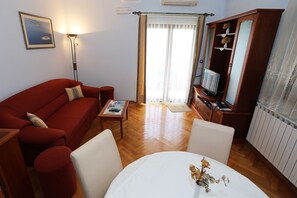 TV - Beachfront Studio Suite w Breakfast, WiFi & BBQ 1 (Zadar)
