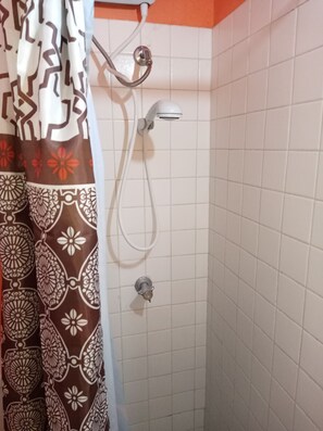 Dusche, Handtücher, Seife, Toilettenpapier