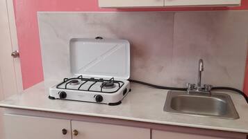 Geladeira, micro-ondas, cooktop, chaleira elétrica