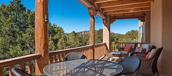 Sunlit Pines - Tucked in the Trees, Private Escape, Easy Drive to Plaza - NEW Listing