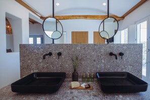 Ensemble douche/baignoire, sèche-cheveux, serviettes fournies, savon