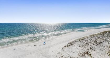 Directly on the Ocean! Beautiful Views! Free Beach Chairs and Umbrella sleeps 6