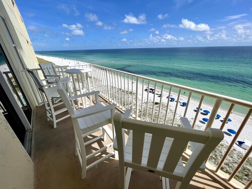 Directly on the Ocean! Beautiful Views! Free Beach Chairs and Umbrella sleeps 6