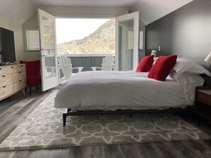 4 bedrooms, desk, iron/ironing board, WiFi