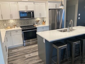 Frigorifero con congelatore, microonde, forno, piano cottura