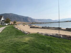 Una spiaggia nelle vicinanze, lettini da mare, teli da spiaggia