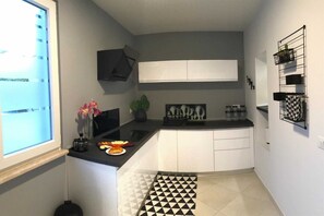 冰箱、烤箱、炉灶、厨具/餐具