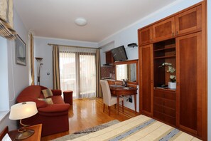 TV - Seafront Studio Suite w Breakfast, WiFi & Bikes 2 (Zadar)
