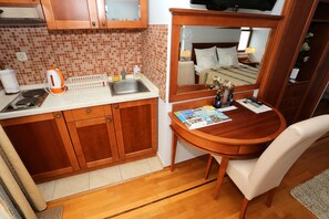 In-room safe, WiFi, bed sheets - Seafront Studio Suite w Breakfast, WiFi & Bikes 2 (Zadar)