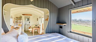 Luxury shepherd's hut for 2 in the Cotswolds - Aurora