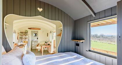 Luxury shepherd's hut for 2 in the Cotswolds - Aurora