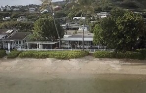 Playa en los alrededores y camastros 