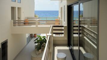 Dobbeltrom – deluxe, balkong, delvis sjøutsikt | Minibar, safe på rommet, wi-fi (inkludert) og sengetøy