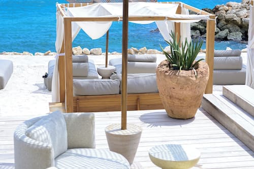 Spiaggia privata, sabbia bianca, cabine (a pagamento), lettini da mare