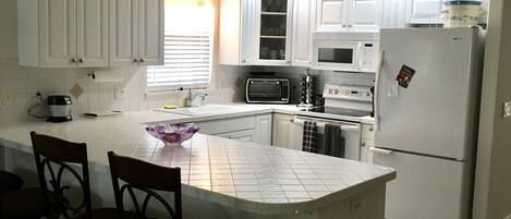 冷蔵庫、電子レンジ、オーブン、コンロ