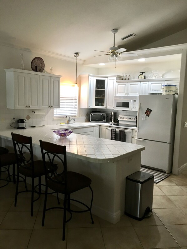 Geladeira, micro-ondas, fogão, cooktop