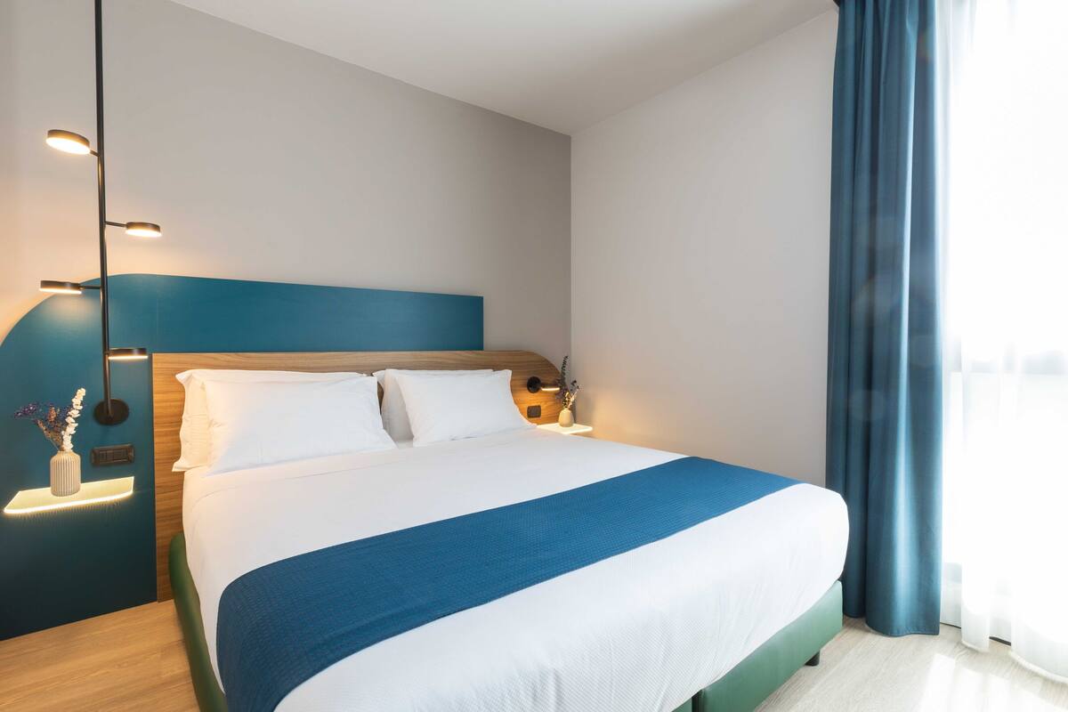 Minibar, safe på rommet, skrivebord og barnesenger (inkludert)