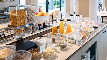 TĂ€gliches FrĂŒhstĂŒcksbuffet (15 EUR pro Person)