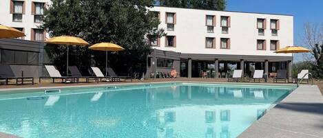 Piscina externa sazonal, guarda-sóis, espreguiçadeiras