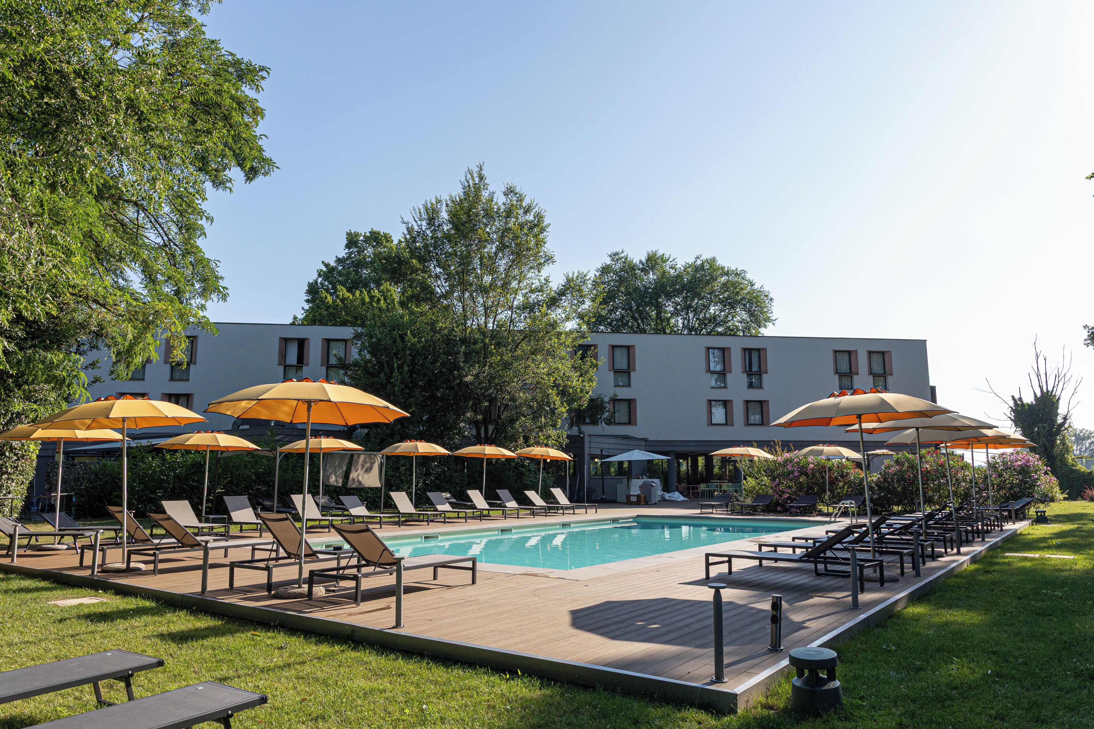 Piscine extérieure (ouverte en saison), parasols de plage