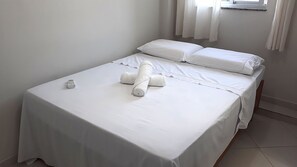 1 habitación, escritorio, tabla de planchar con plancha y wifi 