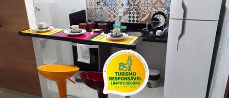 Geladeira, fogão, cooktop, talheres/pratos/utensílios de cozinha