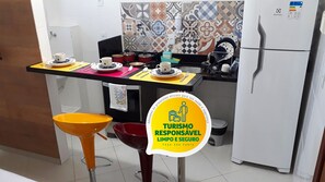 Geladeira, fogão, cooktop, talheres/pratos/utensílios de cozinha