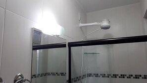 Regadera, toallas, jabón, shampoo 