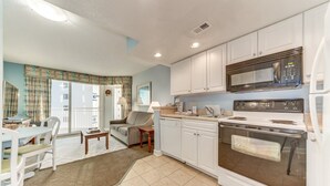 Apartment (Holiday Sands 917) | Eigene Küche | Wasserkocher mit Kaffee-/Teezubehör, Kühlschrank, Mikrowelle