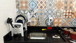 Geladeira, fogão, cooktop, talheres/pratos/utensílios de cozinha