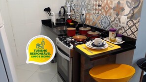 Geladeira, fogão, cooktop, talheres/pratos/utensílios de cozinha