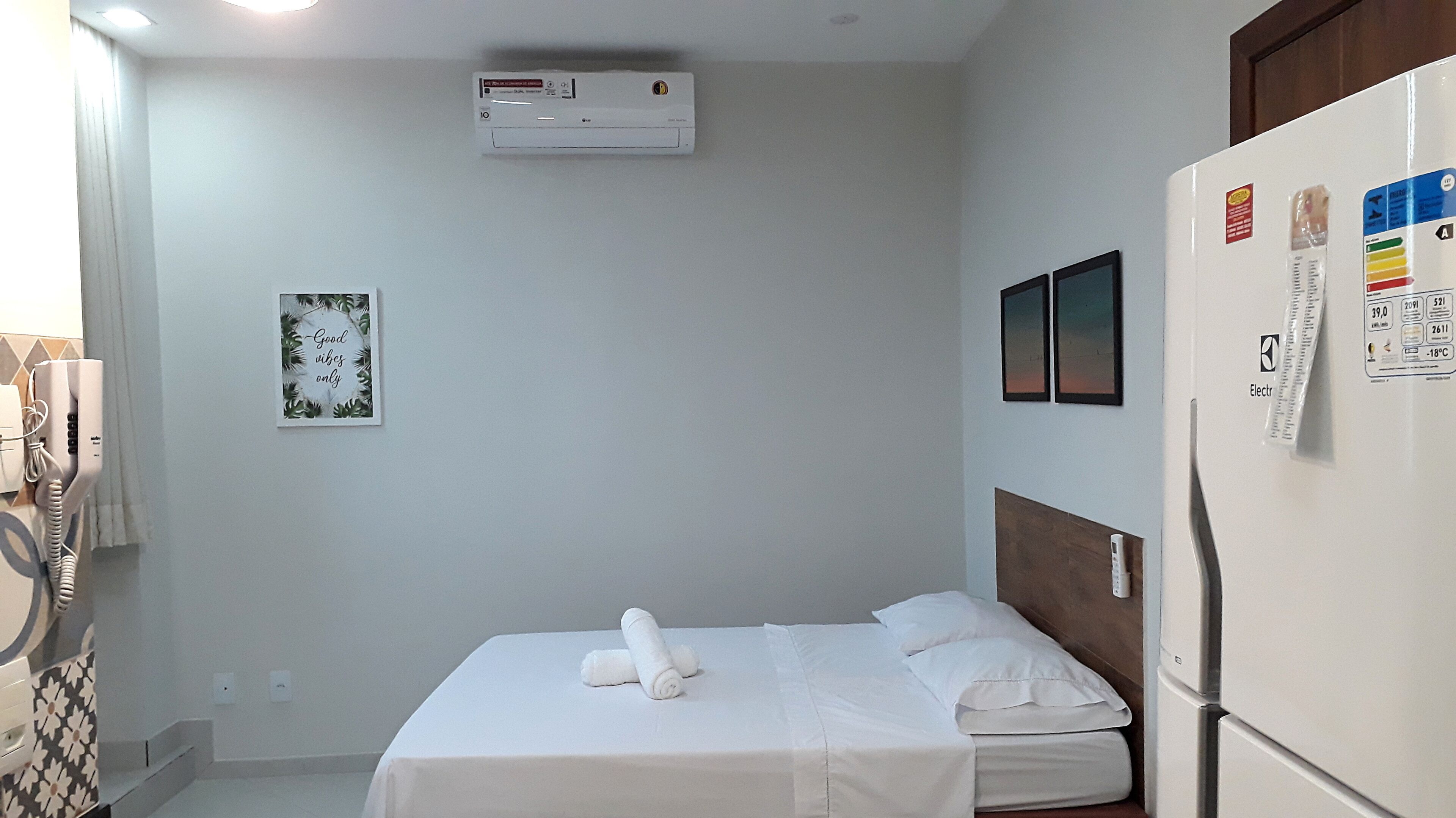 Een strijkplank/strijkijzer, wifi, beddengoed