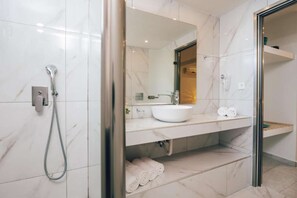 Douche, sĂšche-cheveux, serviettes fournies, savon