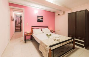 4 bedrooms, iron/ironing board, free WiFi, bed sheets - pelouzo island view II (Vasilikos)