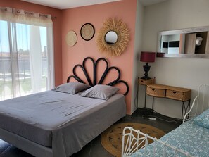 4 dormitorios, tabla de planchar con plancha, cuna de viaje