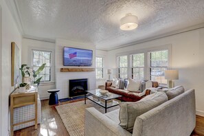 Smart TV, fireplace, offices - Large luxury Home - Walk to Campus/Stadium in the Heart of Norman (norman)