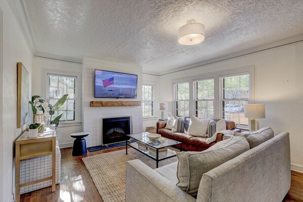 TV connectée, cheminée, espaces bureaux