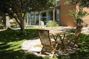 Outdoor dining - Hotel La Riva (Rome)
